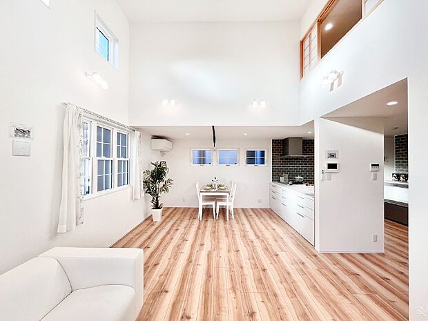 明るい陽光が注ぎ、寛ぎの雰囲気に満たされるリビング・ダイニング。