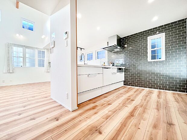 爽やかな風が通り抜けるキッチン。窓があるので明るく換気にも役立ちます。