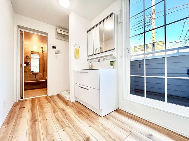 ゆとりの洗面スペースで朝の身支度もスムーズに