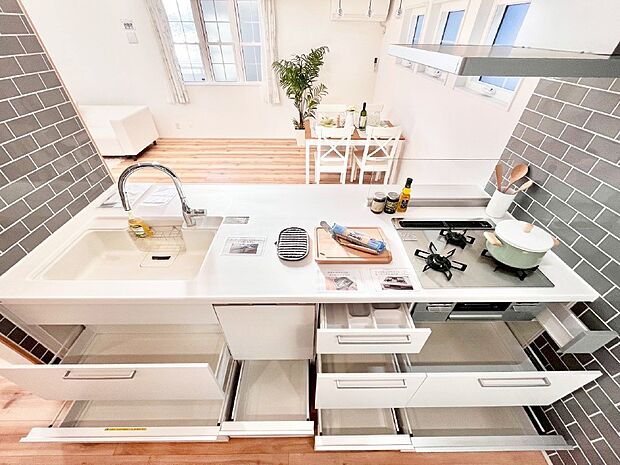 使いやすさを優先したスライド式収納タイプ!