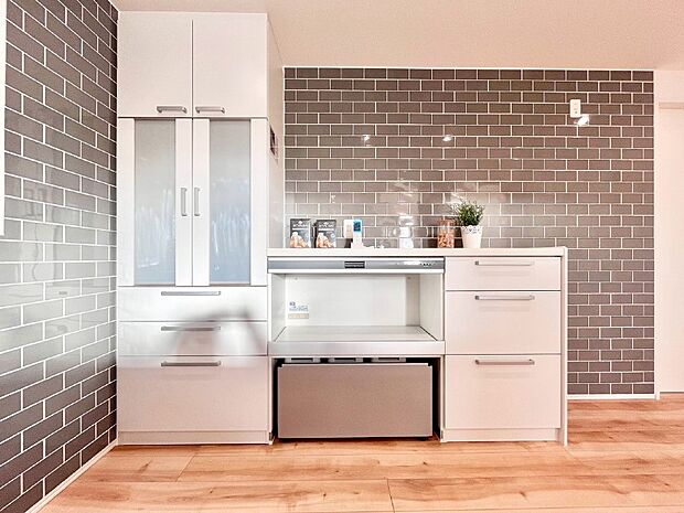 カップボードも標準装備 広々スペースでお料理しやすいキッチンです