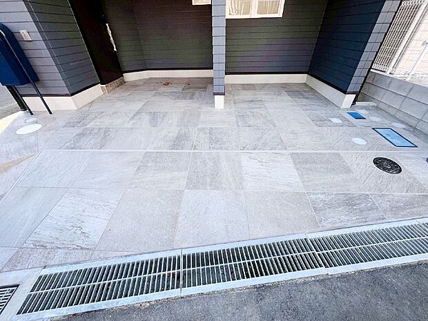 駐車2台可能！急なお客様の駐車に。また、ご家族の自転車スペースとしても大活躍。