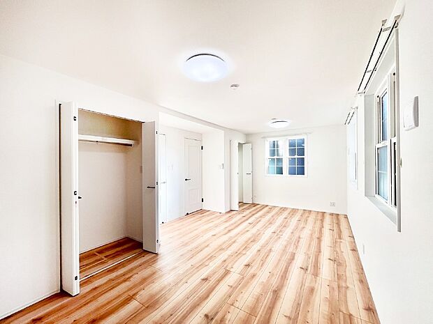 やさしい光がさしこむ居室はしっかり収納付き