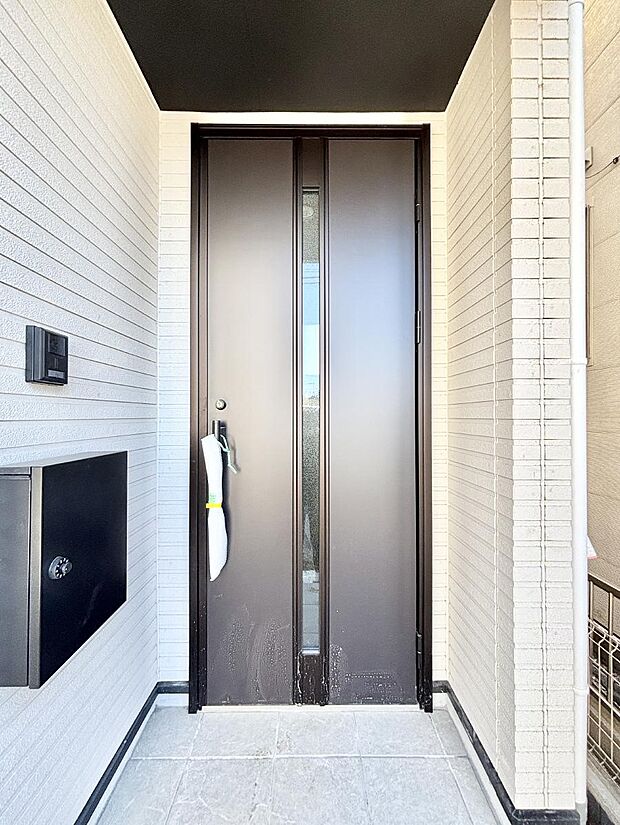 玄関前は雨が降っても濡れにくい屋根付き 