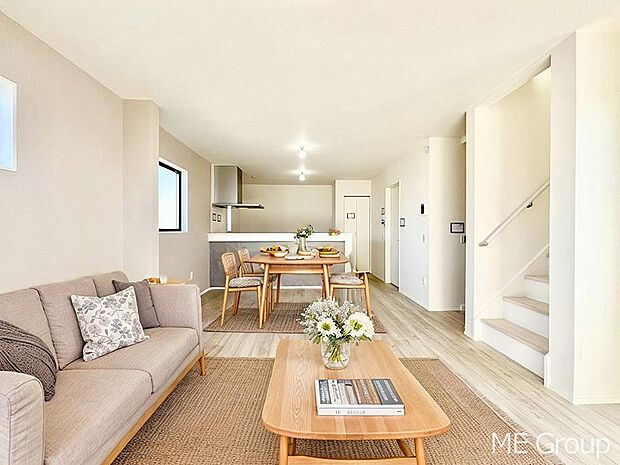 ご家族の賑やかな話し声で包まれる明るいリビング ※家具はCGです