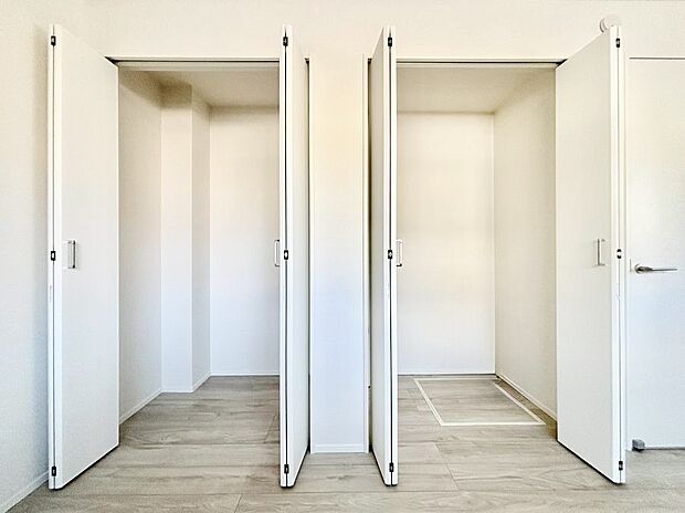 洋室のクローゼット。奥行きがあるので厚手の衣類もすっきり収まります。　