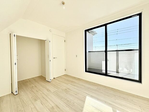 バルコニーが開放感をプラスしてくれる洋室  