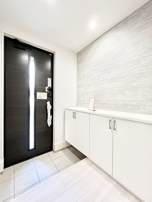 ガラススリットの入った玄関ドアが室内に光を届けてくれます