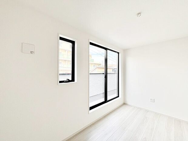 バルコニーが開放感をプラスしてくれる洋室