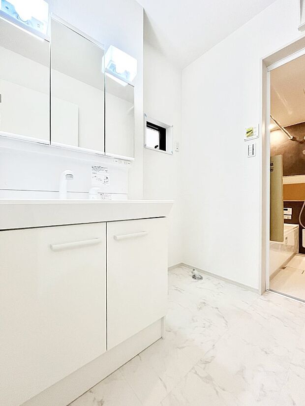 清潔感ある洗面化粧室で朝の身支度も快適