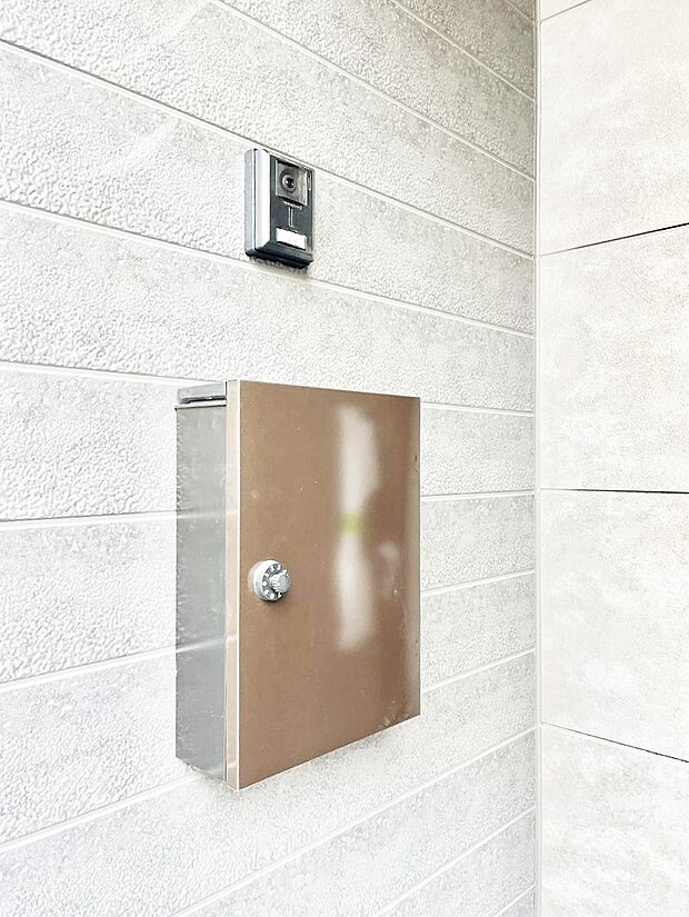 シンプルなデザインのポスト