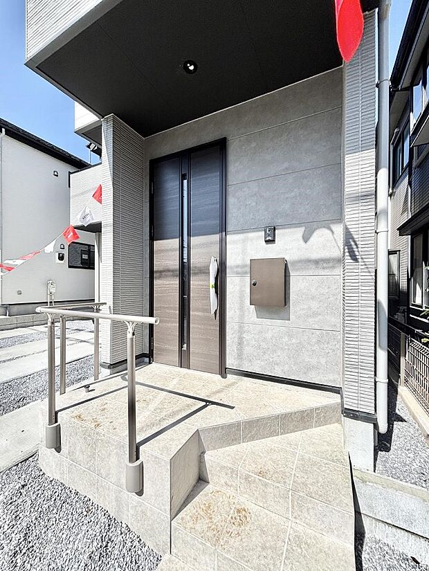 大切な家族、来客を出迎える玄関。玄関前は屋根付きで雨が降っていても濡れにくいです。