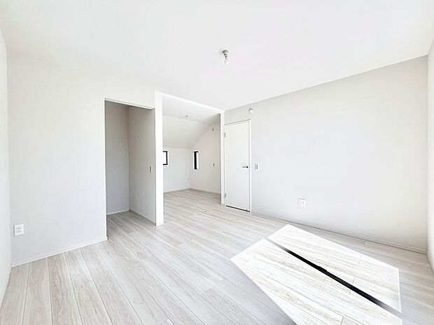 ウォークインクローゼットがあるお部屋。季節ごとの入れ替えも不要で便利です!