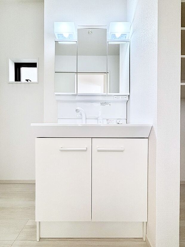 大きく見やすい三面鏡で清潔感ある洗面台は、身だしなみチェックや肌のお手入れにおすすめです。