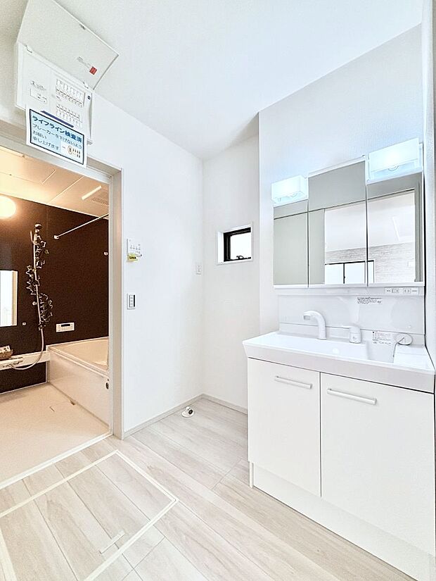 小窓がついているので湿気の多い場所でも換気が十分行えます。毎日の身支度を気持ち良く!