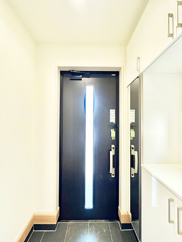 玄関ドアにスリッドラインが入っているので光の演出をしてくれます