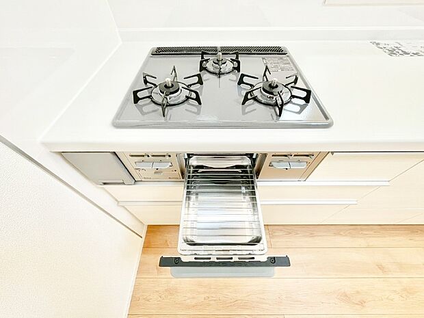 ガスコンロはＳｉセンサー搭載。火力調節や焦げ付き・消し忘れも防いでくれます。