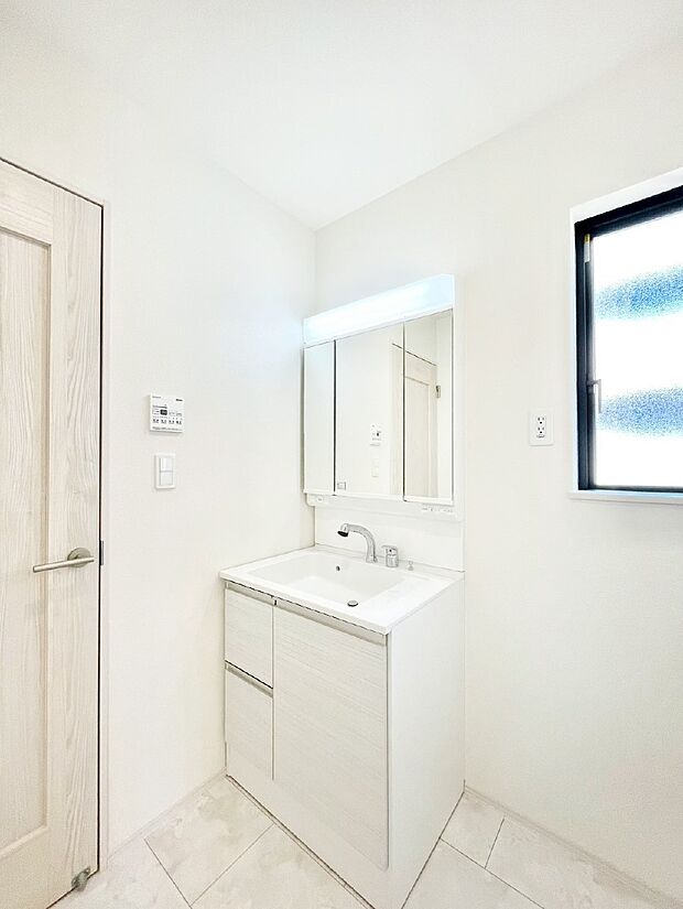 ゆとりの洗面スペースで朝の身支度もラクラク