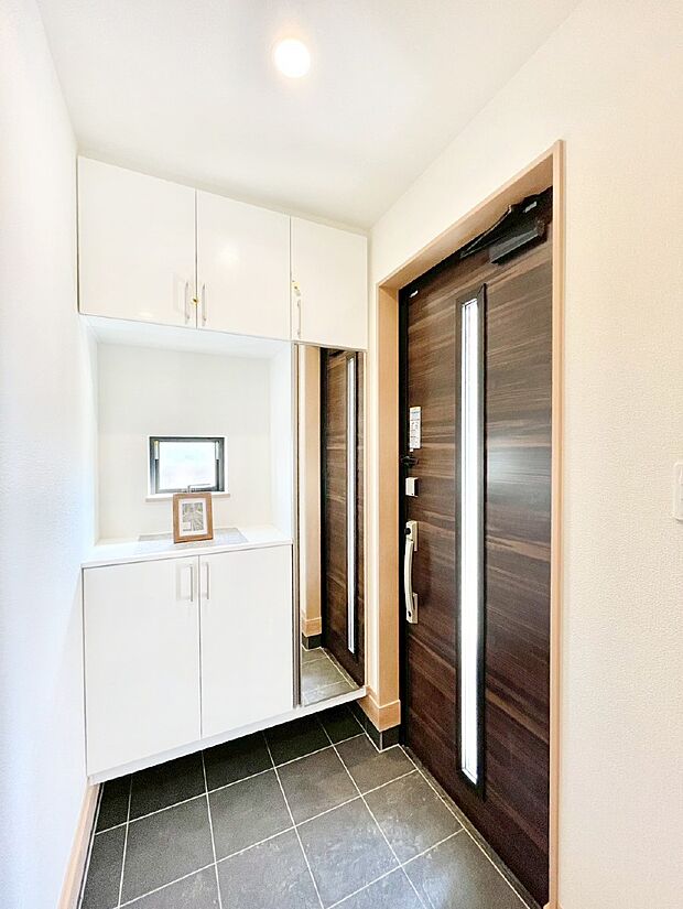 明るい陽光が入り込む玄関。ご家族の靴もスッキリ収納できる玄関収納付き!