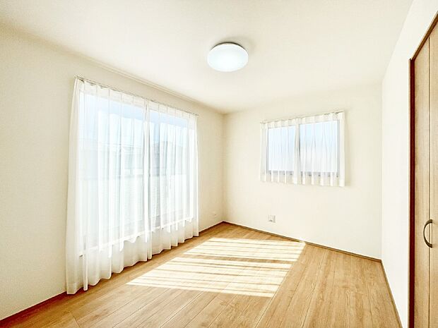 明るいバルコニーサイドに洋室を設置。目覚めの良い寝室に。