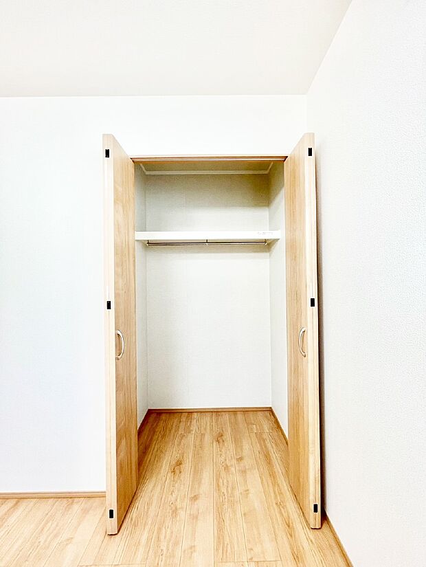 毎日着る衣類や荷物などの収納に便利なクローゼット付きです。