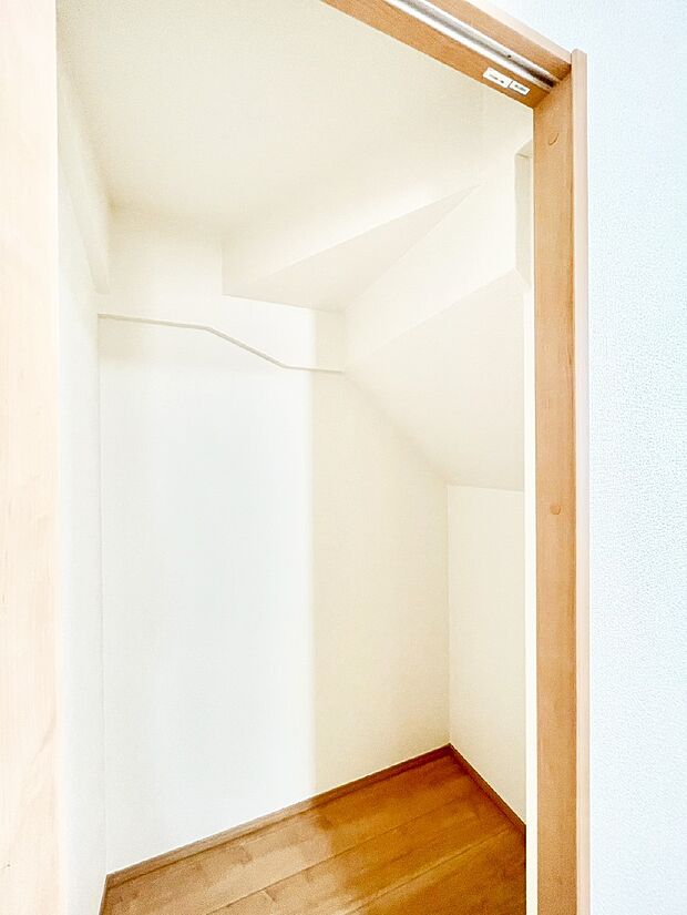 日用品のストックや水などの備蓄に使える階段下収納。