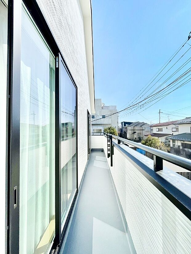 2部屋にまたがる広いバルコニー。晴れた日には洗濯物も気持ちよく干せそうですね。