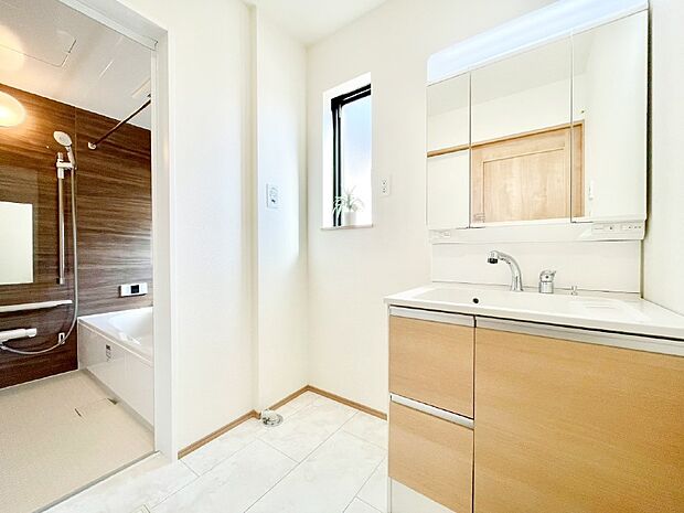 柔らかな朝の光を感じられる窓がついた洗面室