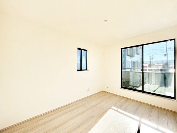 明るいバルコニーサイドに洋室を設置。目覚めの良い寝室に。