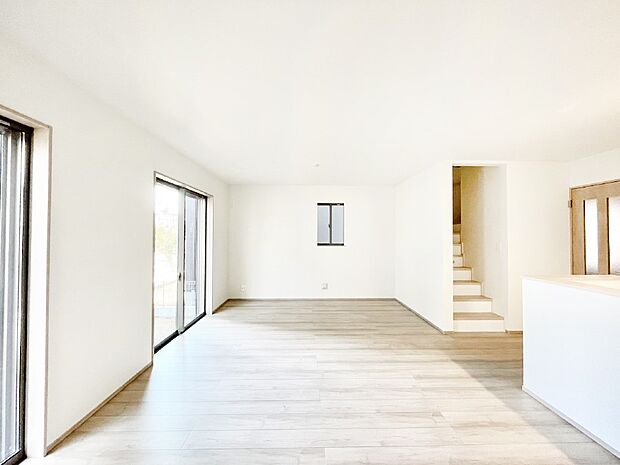 大きな窓からたっぷりの陽光と風を感じられるリビング