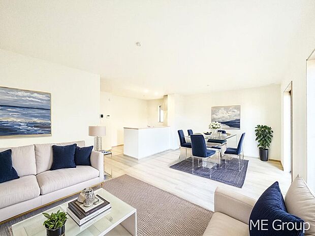 ゆとりある広さが嬉しいリビングは家族みんなの憩いの空間です　※家具はCGです