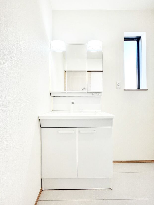 大きく見やすい三面鏡で清潔感ある洗面台は、身だしなみチェックにおすすめです。