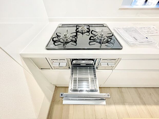 ガスコンロはSiセンサー搭載。火力調節や焦げ付き・消し忘れも防いでくれます。