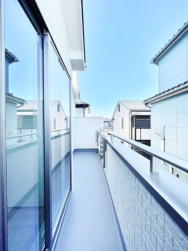 2部屋にまたがる広いバルコニー。晴れた日には洗濯物も気持ちよく干せそうですね。