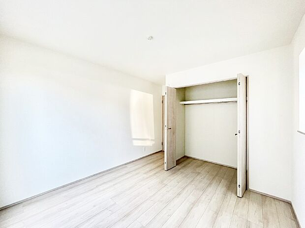 やさしい光がさしこむ居室はしっかり収納付き