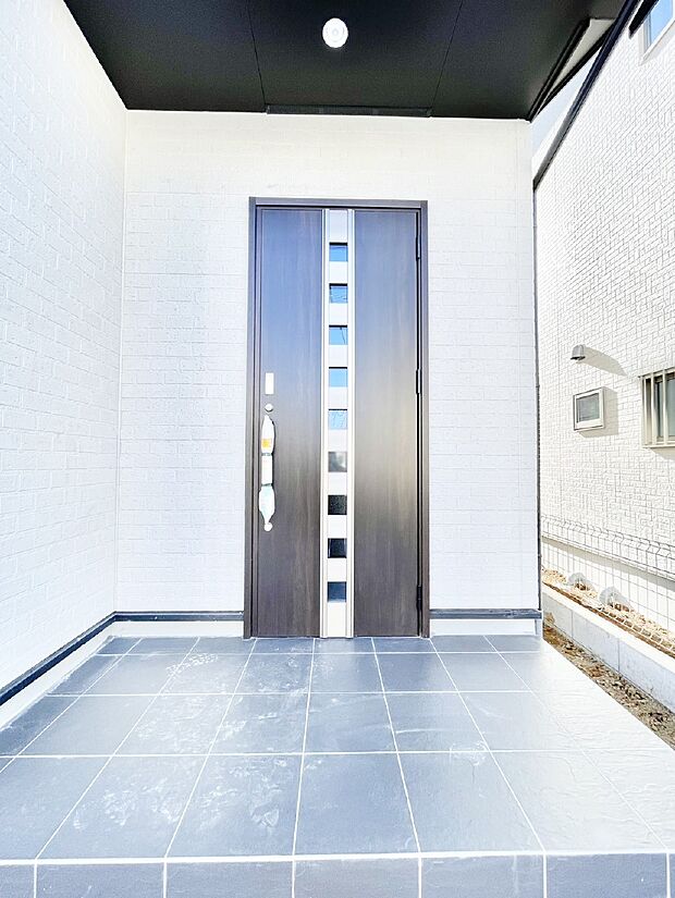 玄関前は屋根付きで雨が降っていても濡れにくいです。