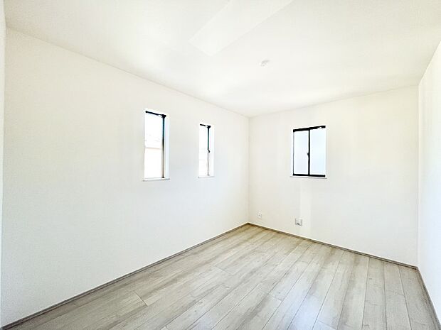 2面採光で気持ちよく自然光が取り入れられるのでお子様のお部屋にもピッタリ