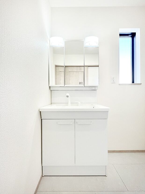 スタイリングに便利な三面鏡、ミラーキャビネットで細かい物スッキリ