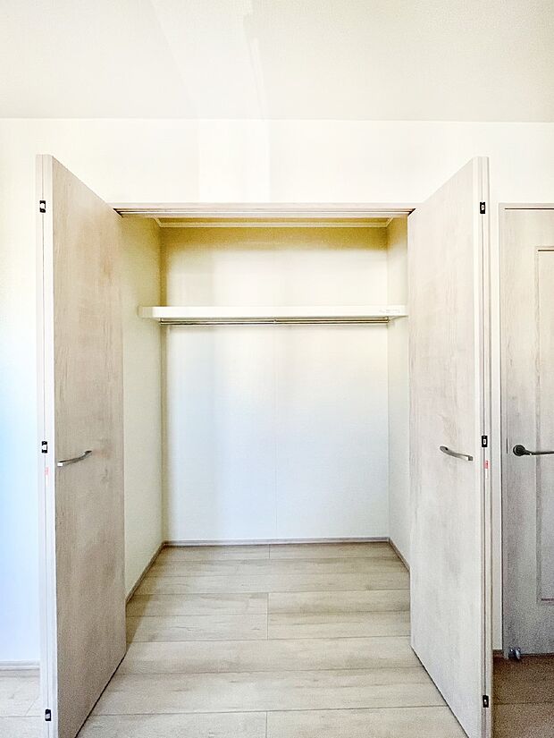 毎日着る衣類や荷物などの収納に便利なクローゼット付きです。