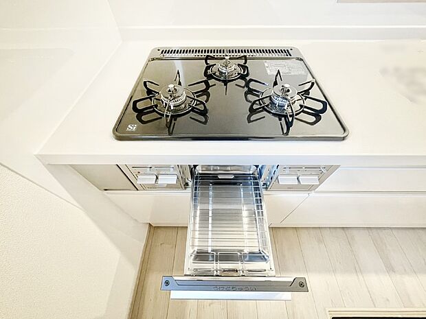 ガスコンロはＳｉセンサー搭載。火力調節や焦げ付き・消し忘れも防いでくれます。