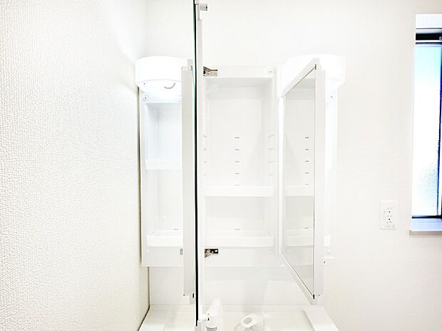 三面鏡の裏に、化粧品や衛生用品などを収納可能。洗面台をすっきりと保ちます!