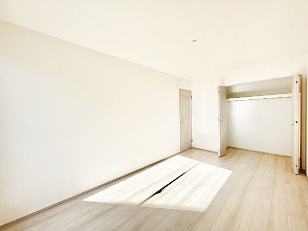 やさしい光がさしこむ居室はしっかり収納付き