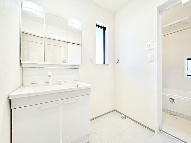 清潔感溢れるホワイトカラーを基調とした洗面室