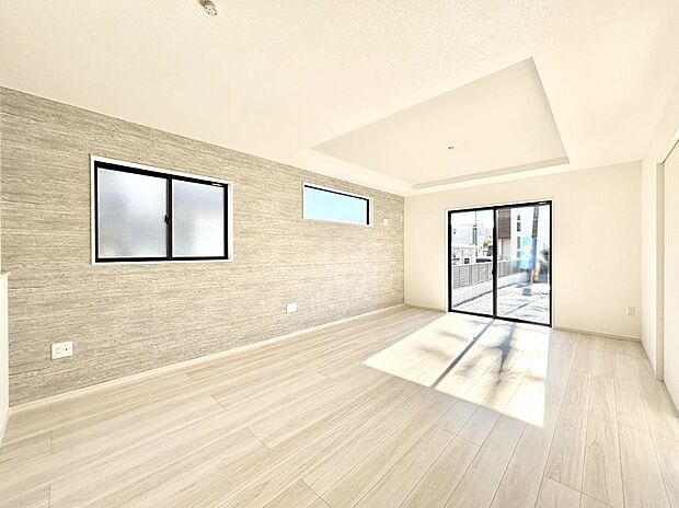 折上天井は立体的な奥行きがあるので、天井が広く見えて開放的な空間を演出できます。  