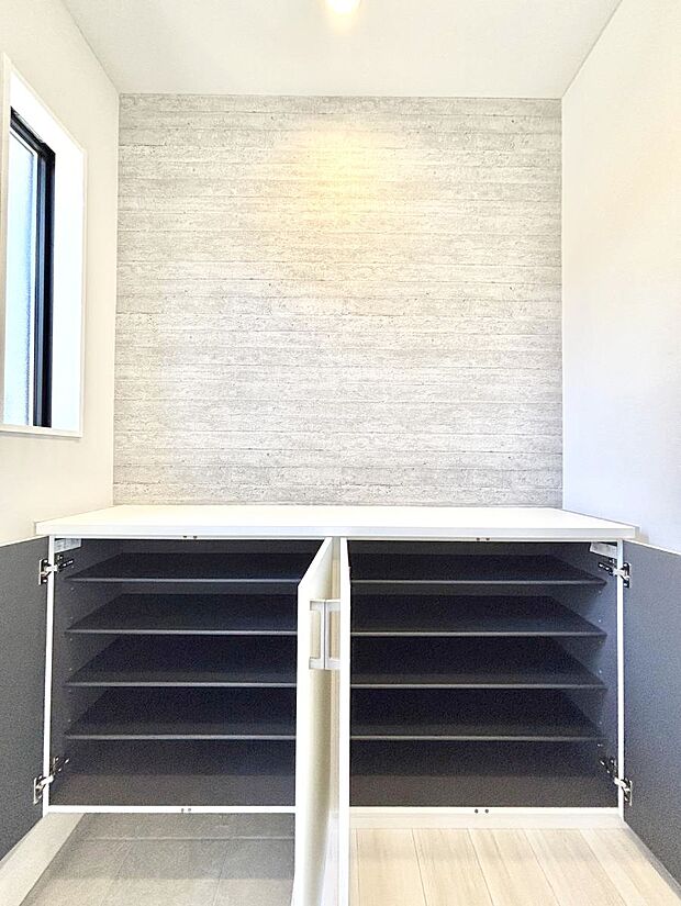 たっぷり収納できるシューズボックスで家族全員の靴も、玄関すっきり。  