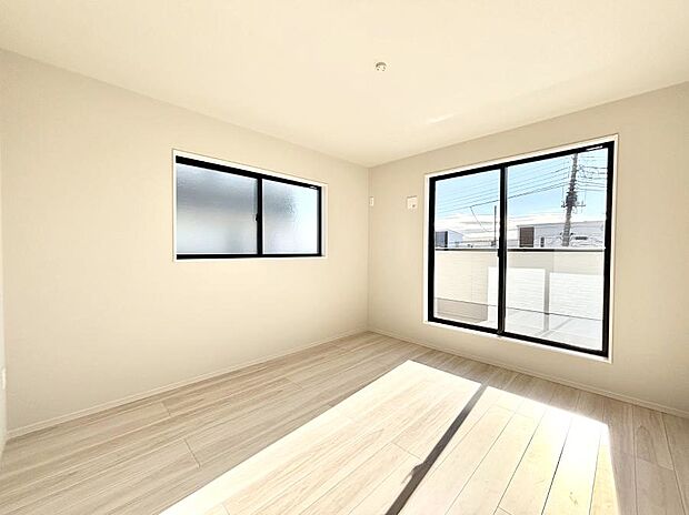 バルコニーが開放感をプラスしてくれる洋室