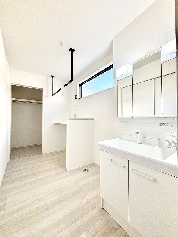 清潔感のある快適空間です。毎日の身支度も気持ち良くお使い頂けます。