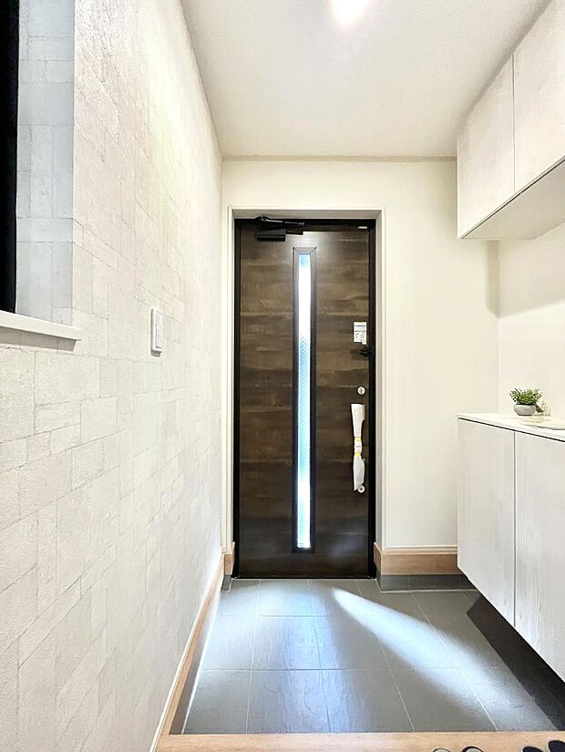 明るい玄関はお客様をお出迎えするのにぴったりです！ 