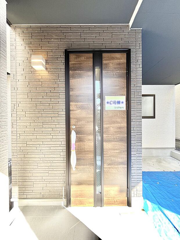 大切な家族、来客を出迎える玄関。