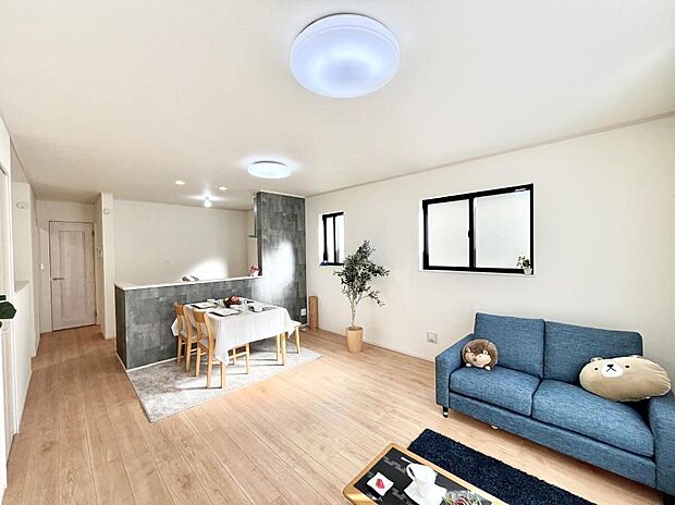 ご家族の賑やかな話し声で包まれる明るいリビング